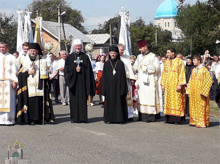 До храму села Устя-Зелене Бучацької єпархії урочисто повернули копію чудотворної ікони та частинку Хреста Господнього