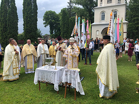 В с. Дністрове освячено новий престол