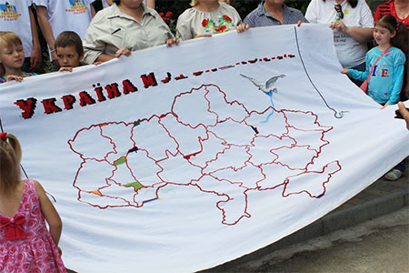 Вишивана карта України - знак єднання українців на дусі...
