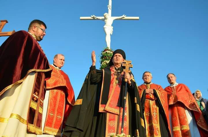 «Хрест не просто окраса, а дороговказ», - Владика Димитрій