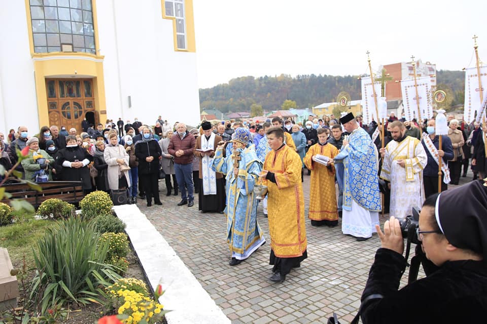 Стела Покрови Пресвятої Богородиці біля Катедрального Собору Верховних Апостолів Петра і Павла у м. Чорткові, як подяка за життя