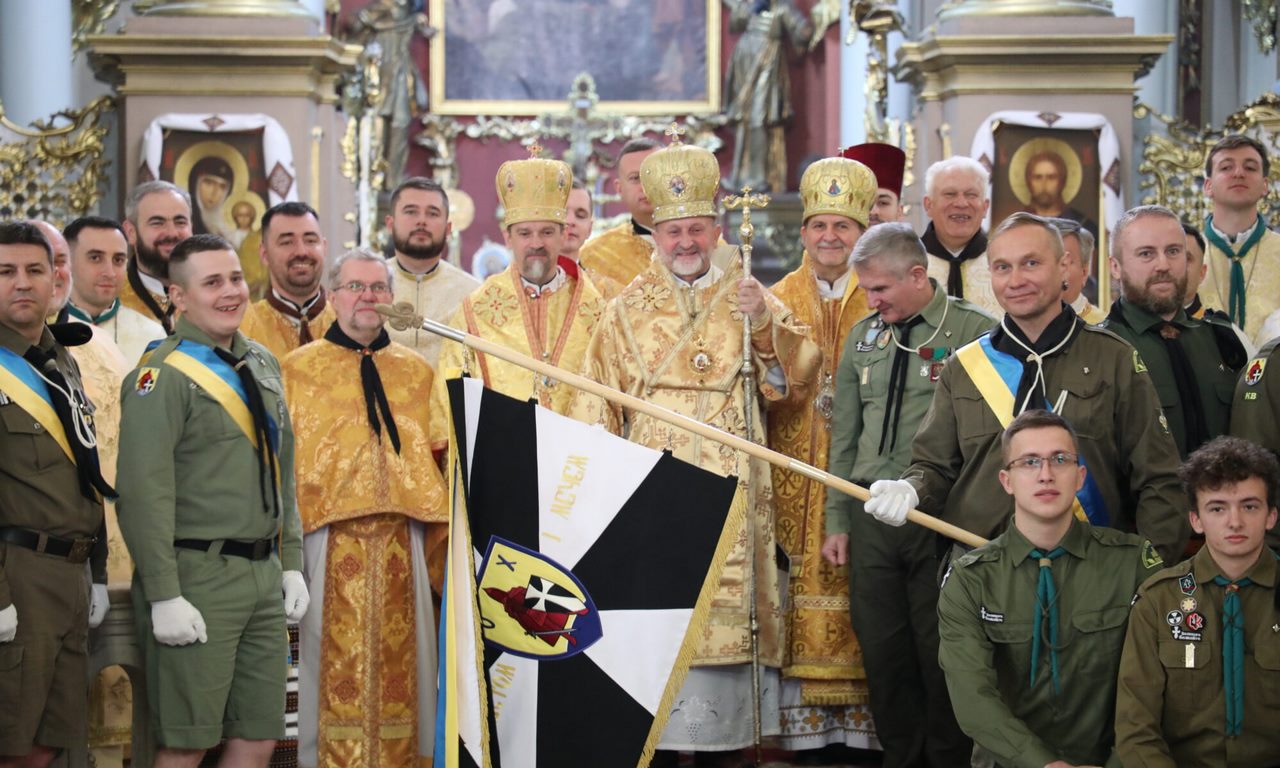 З хрестом і мечем! ― За Україну!»: Митрополит Ігор освятив прапор пластового куреня «Орден Хрестоносців» імені Митрополита Андрея Шептицького