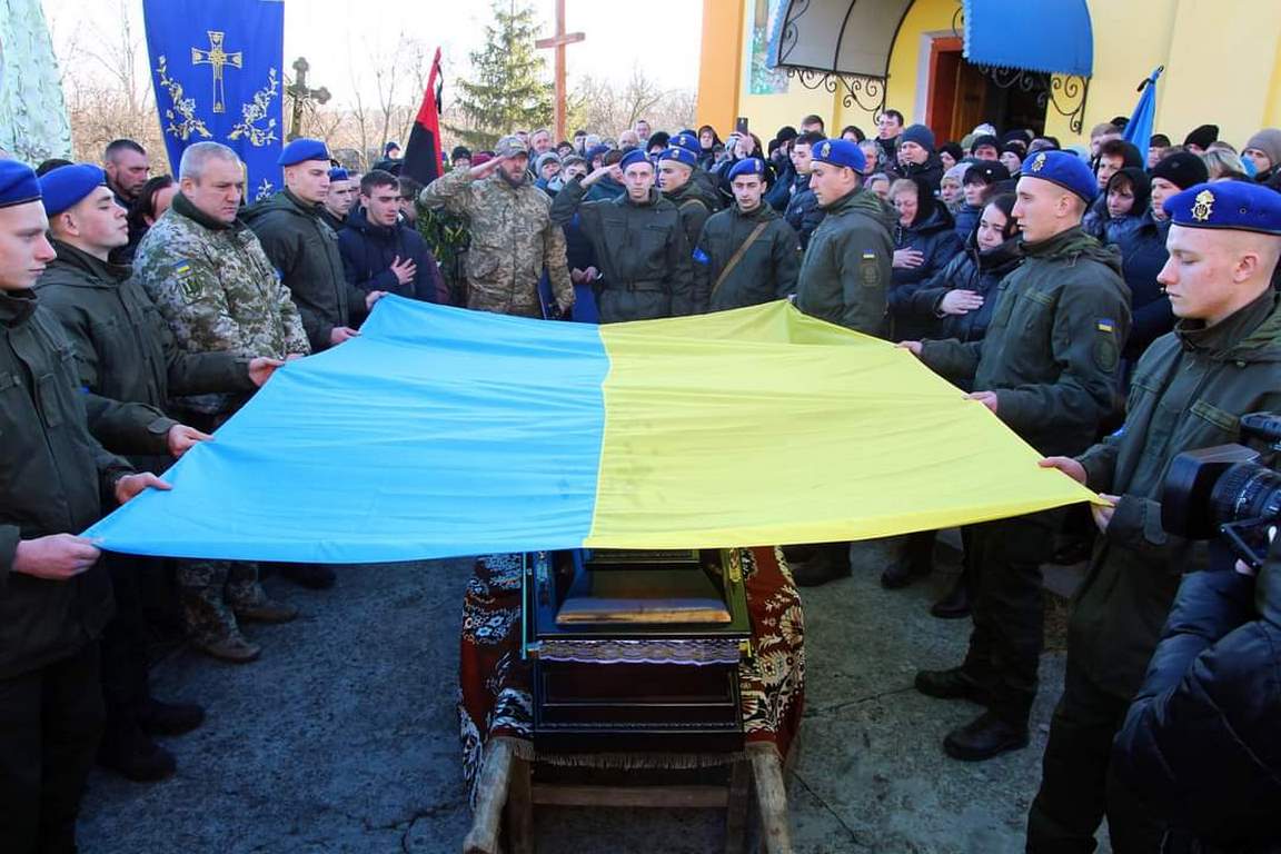 «Сьогодні сам Христос кровоточить ранами України», - владика Димитрій на похороні воїна ЗСУ Василя Конета