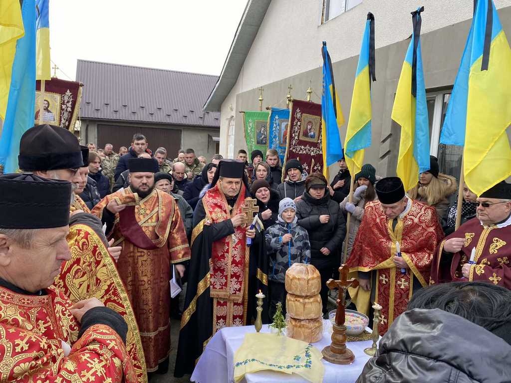 «Ті, хто віддав своє життя за церкву, за родину, за Україну не вмирають, вони починають жити іншим духовним життям», - Владика Дмитро