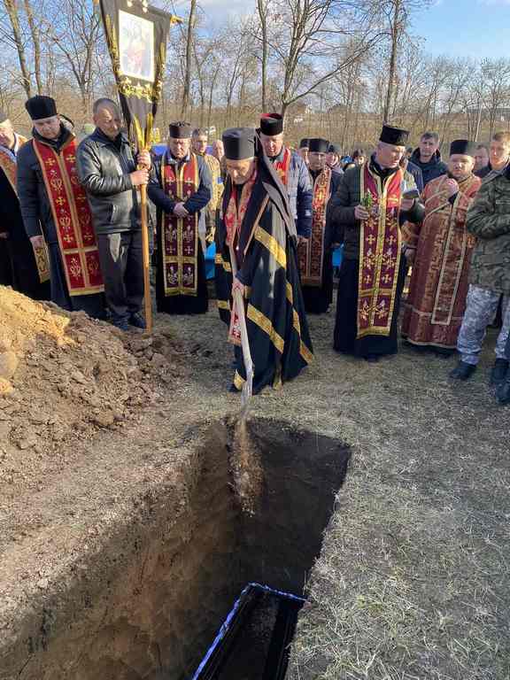 «Немає більшої жертви ніж віддати своє життя за свою землю, свою країну, своїх рідних», - Преосвященний Владика на похороні воїна-героя Олександра Ланга в Заліщиках