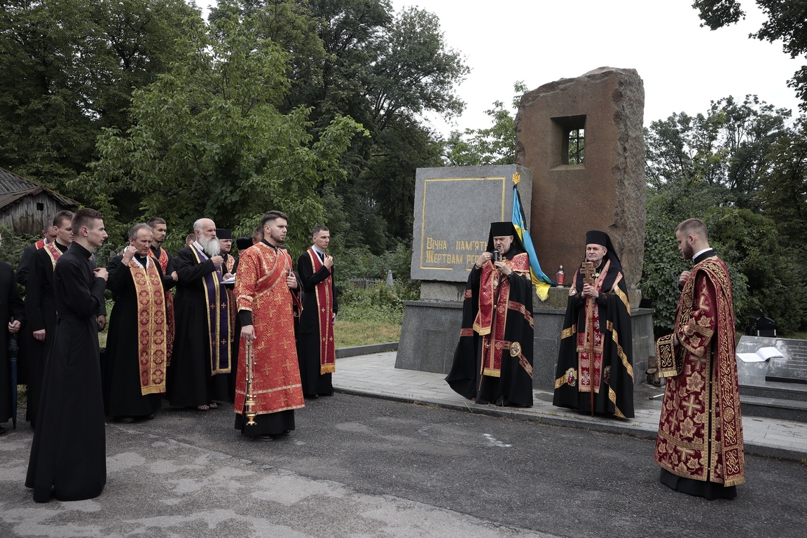 Панахида на могилі закатованих в’язнів Чортківської тюрми в м. Умань