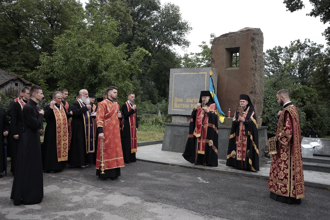 Панахида на могилі закатованих в’язнів Чортківської тюрми в м. Умань