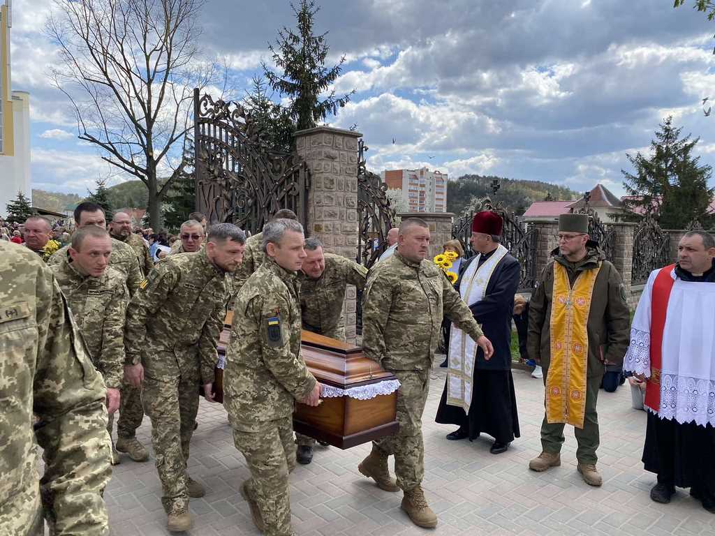 «Ми дякуємо Богові за те, що Олег був з нами і сповнив свій обов’язок в ім’я справедливості та любові до ближнього. Бо саме так заповідає нам Бог», - Владика Дмитро Григорак на похороні воїна-героя Олега Барни