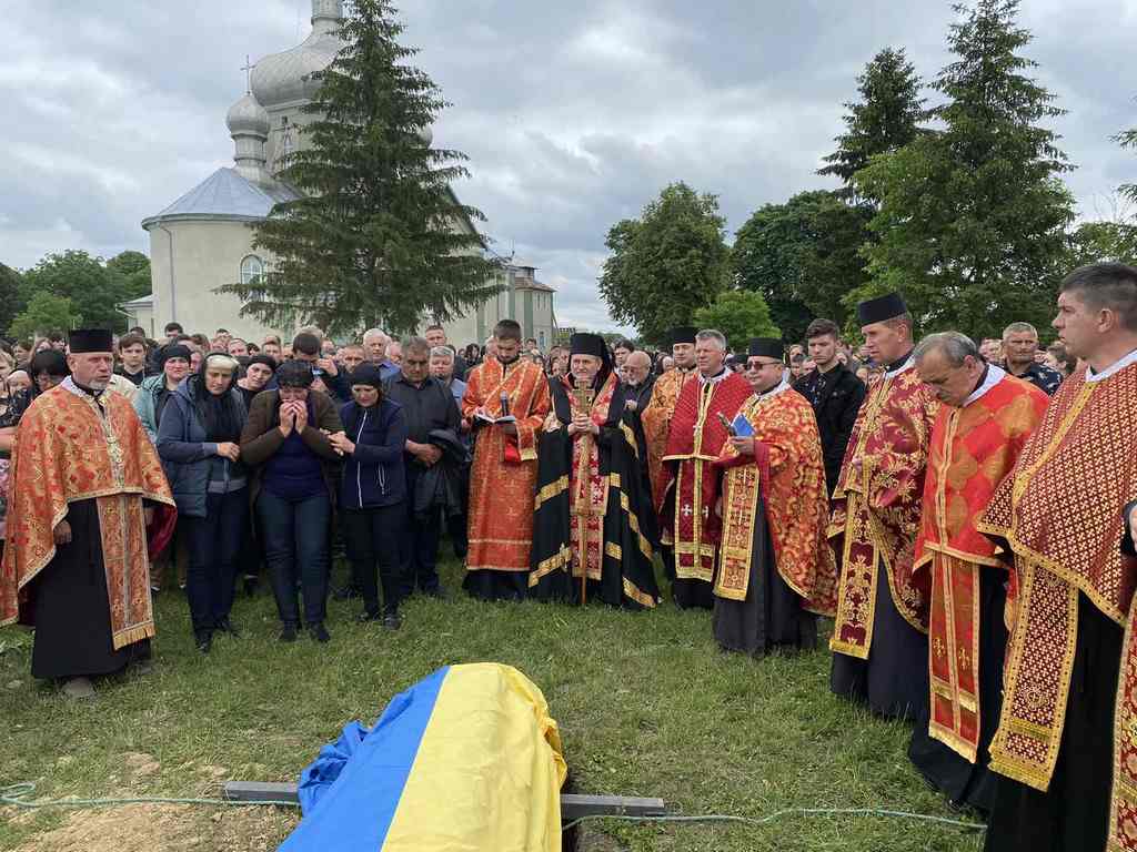 «Ми обов’язково вистоїмо у цій боротьбі, це буде наш святий обов’язок перед всіма хто загинув», - Владики Дмитра Григорака на похороні воїна-героя Івана Прокопіва