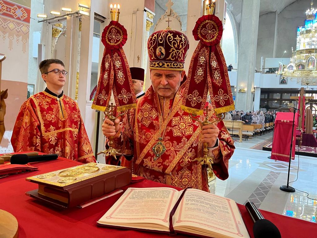Архиєрейська Божественна Літургія в Хрестопоклонну Неділю