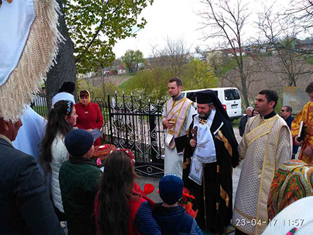 Владика Дмитро в с. Вовківці освятив престіл та кивот