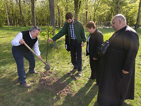 Заліщики підтримали акцію «Посади дерево миру»